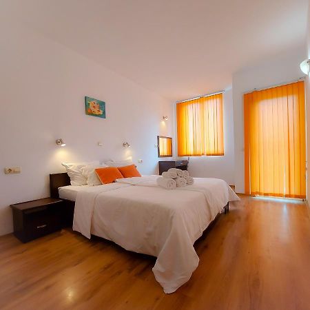 Tomi Family Apartments 阳光海滩 外观 照片